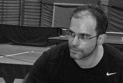 Markus Biedermann testet Tischtennisbeläge