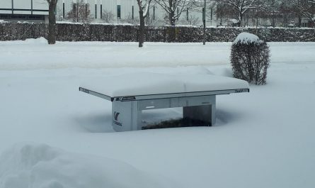 Tischtennisplatte im Schnee
